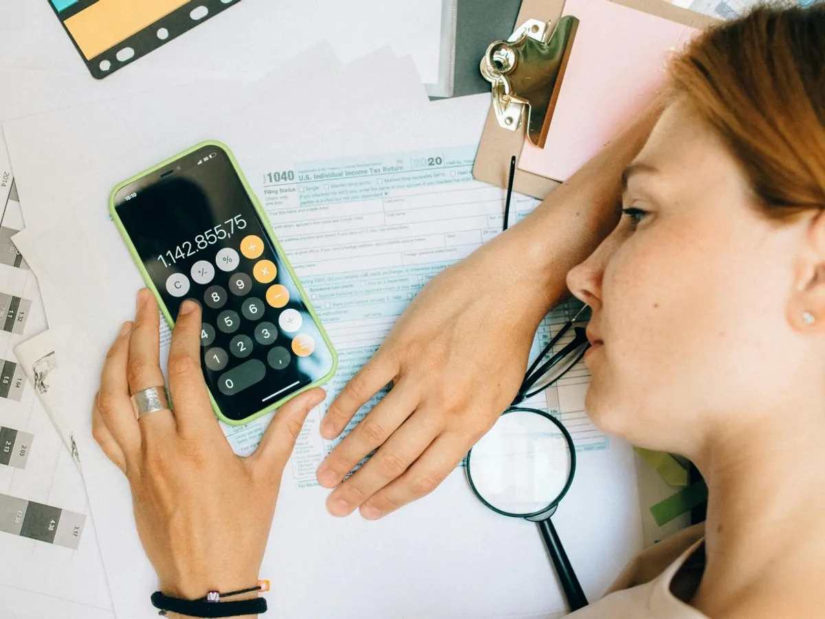 Tânără femeie făcând calcule - Foto: Pexels/ Nataliya Vaitkevich