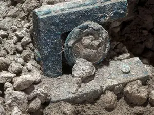 Arheologii au scos la iveală o trăsură ceremonială unică din perioada romană în timpul săpăturilor la o vilă situată la marginea oraşului Pompeii. / Foto: agerpres.ro