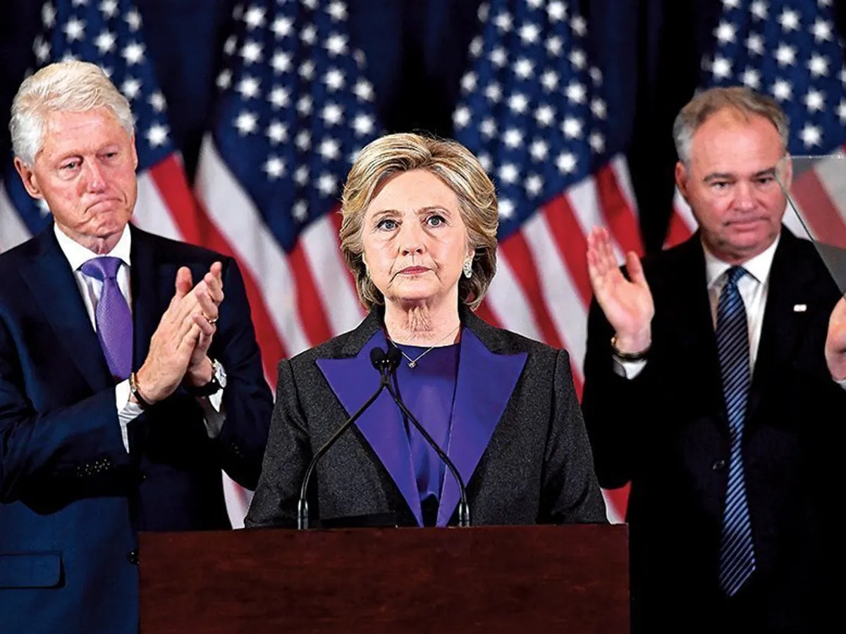 Hillary, flancată de Bill Clinton și senatorul Tim Kaine, în timpul discursului său - Foto: EWEL SAMAD/AFP/GETTY