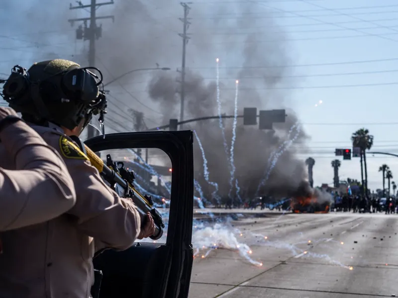 Proteste violente privind imigraţia, la Los Angeles. Trump desfăşoară Garda Naţională - Foto: Profimedia Images