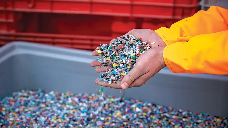 MUNCĂ DE FĂCUT Operatorii scot pungile de plastic în timp ce sortează materialele reciclabile. În ritmul actual, deșeurile din plastic aproape se vor dubla până în 2050