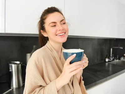 Ce se întâmplă în corp atunci când bei o cană de apă caldă pe stomacul gol dimineața? Ce temperatură să aibă - Foto: Freepik (Imagine cu rol ilustrativ)