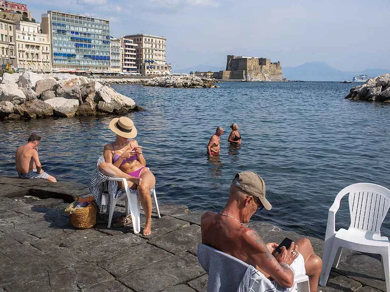 STIL DE VIAȚĂ Oameni pe o plajă dezafectată în Napoli - Foto: Mugur Vărzariu