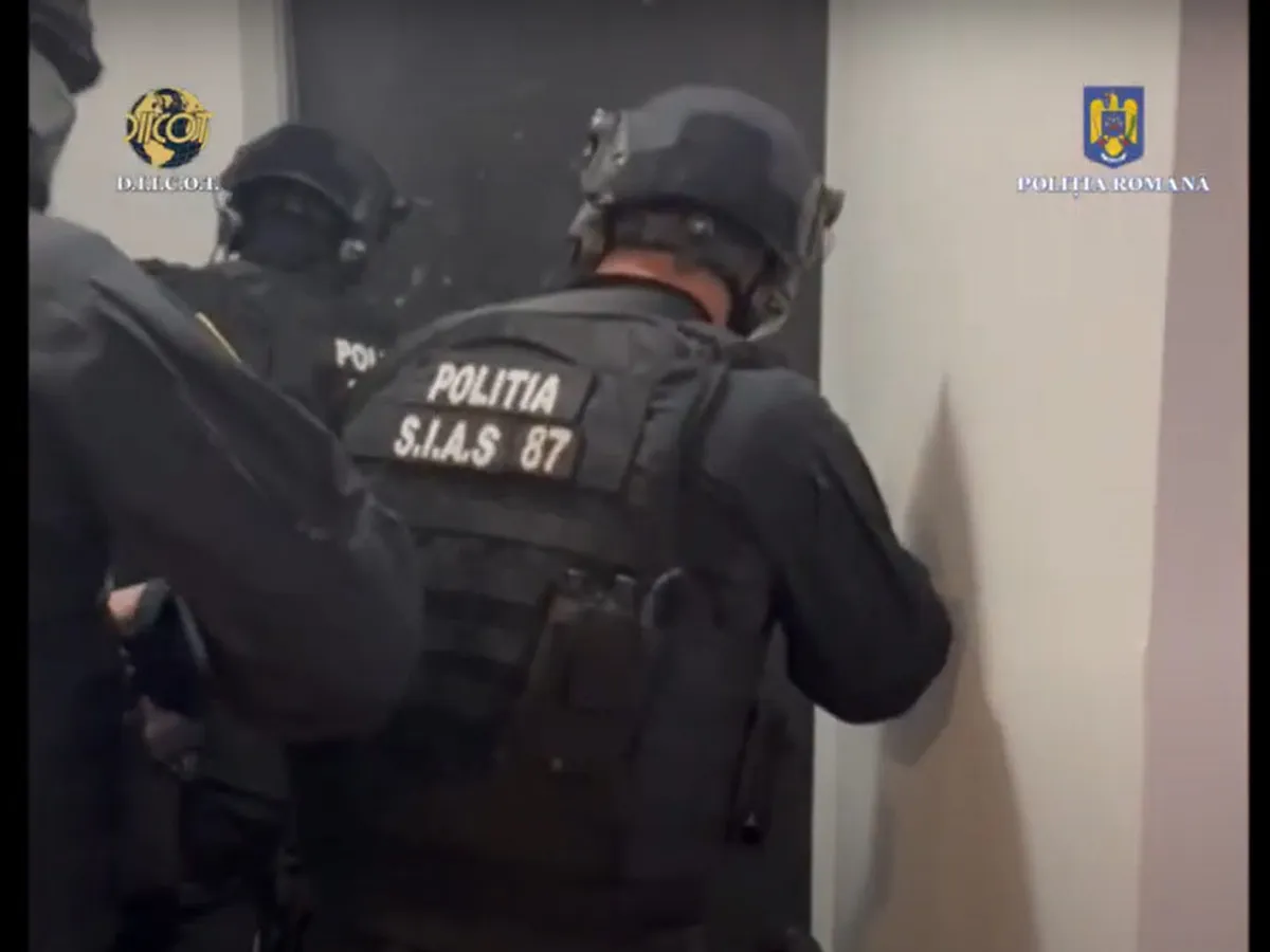 Un cetățean german stabilit în București, trezit de mascați. Vindea droguri pe Darknet - Foto: captură video