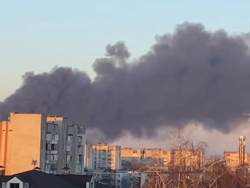 Bombardamente masive și fum văzut ridicându-se din direcția aeroportului din Lviv/FOTO: Twitter