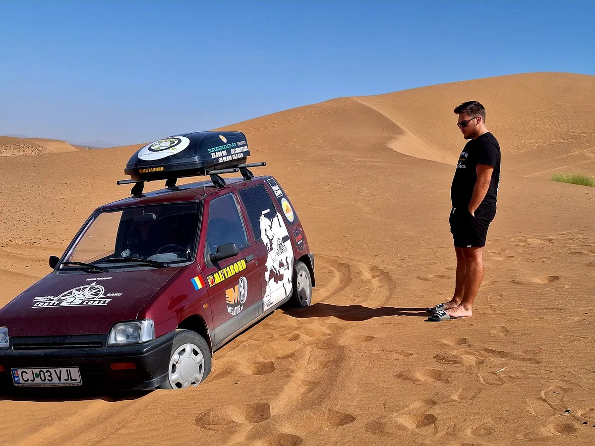 Aventură extremă! Doi români au traversat Europa, Africa și Asia cu un Tico. „Dor de slănină” - Foto: Facebook/Coast 25 Coast