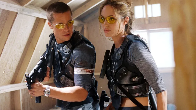 Brad Pitt și Angelina Jolie în „Mr. & Mrs. Smith”  - Foto: Profimedia Images