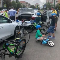 Mamă cu 3 copii mici pe biciclete, sancționată de poliție pentru că au mers pe trotuar. / Foto: Nika Iza, Facebook