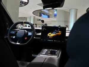 Ecran în interiorul mașinii sport SU7, de la Xiaomi - Foto: Profimedia Images