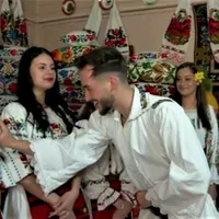 Fetele sunt stropite cu parfum Foto: captură stirileprotv
