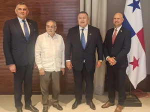 Președintele CCIR, Mihai Daraban, secretarul general al organizației, Ovidiu Silaghi ;i Manuel Pleșa, ambasadorul României în Republica Columbia au avut o întâlnire oficială cu reprezentanți ai guvernului Republicii Panama Foto: CCIR