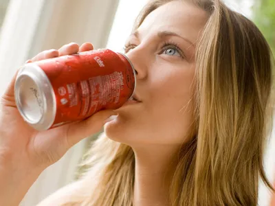 Ce se întâmplă cu sistemul digestiv dacă bei Coca-Cola zilnic? Sunt mai bune sucurile fără zahăr? - Foto: profimediaimages.ro (rol ilustrativ)