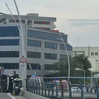 Un accident grav a avut loc pe Podul Basarab din București. Șoferul unei mașini a intrat în stâlp foto: captură video Antena3