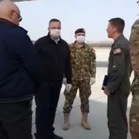 Tătaru și Arafat pe aeroport/FOTO: MApN