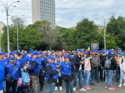 Proteste masive în Piața Victoriei. Angajații care lucrează la stat sunt nemulțumiți de salarii Foto: BNS