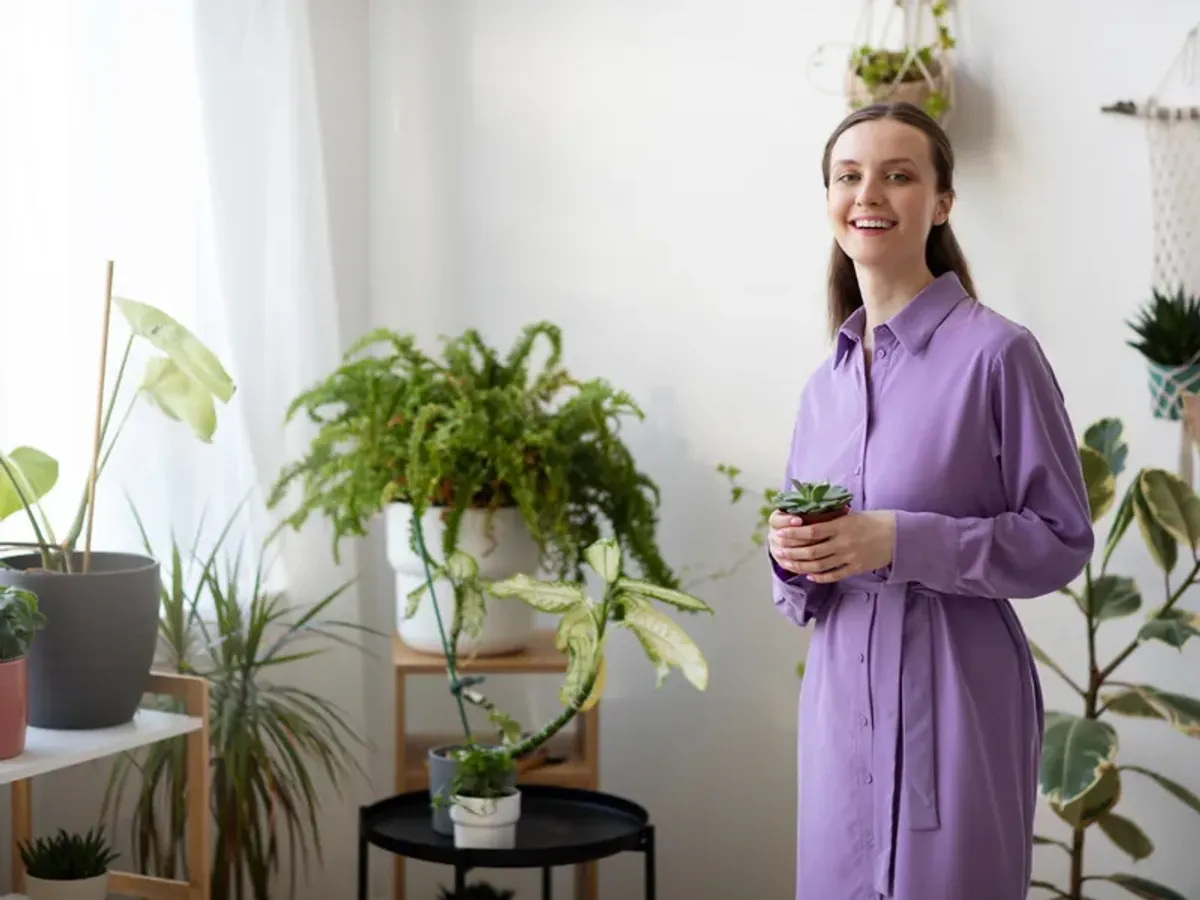 Femeie care are grijă de plante - Foto: Magnific (Imagine cu rol ilustrativ)