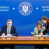 Documentele au fost semnate de ministrul Muncii, Marius Budăi, şi ambasadorul SUA la Bucureşti, Kathleen Kavalec- Foto: Facebook / Marius Budăi