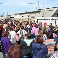 200 de angajați au ieșit la protest după ce conducerea fabricii a decis să închidă activitatea Foto: Agerpres