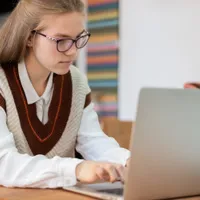 1.000 lei pentru tinerii care vor să-și cumpere un calculator. Cine beneficiază de banii de la stat - Foto: Freepik (Imagine cu rol ilustrativ)