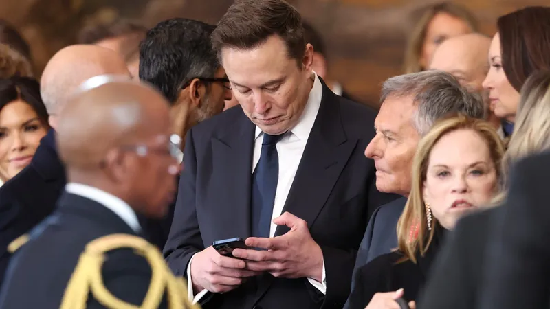 Românii pot se pot angaja la X. Criteriul impus de Elon Musk: ”Doar arată-ne codul tău” - Foto: Profimedia Images (rol ilustrativ)