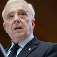 Isărescu, încă un mandat de șef BNR care îi dă salariu 16.000 €/lună și primă de vacanță - 10.000€ - INQUAM PHOTOS / George Călin