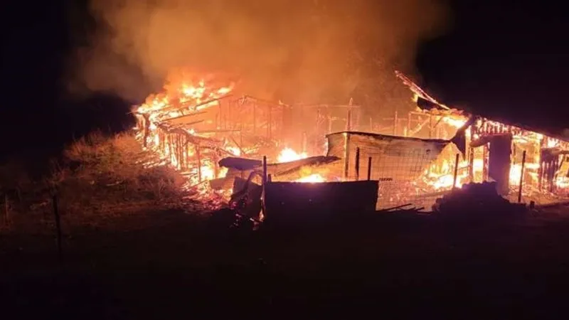 VIDEO Incendiu masiv în Prahova, Slănic: zeci de animale mistuite de flăcările unui saivan: FOTO - ISU Prahova(imagine cu rol ilustrativ)