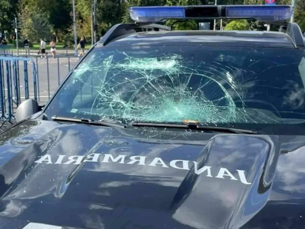 Autospeciala Jandarmeriei, distrusă de protestatari în Capitală. Au aruncat cu pietre și sticle