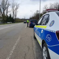 Un bărbat drogat a furat o mașină de curierat și a gonit pe șosea cu poliția pe urme  - Foto: Arhiva / imagine cu caracter ilustrativ