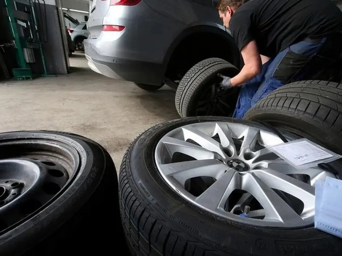 Schimbarea cauciucurilor de vara cu cele de iarna - Foto: Profimedia Images (Imagine cu rol ilustrativ)