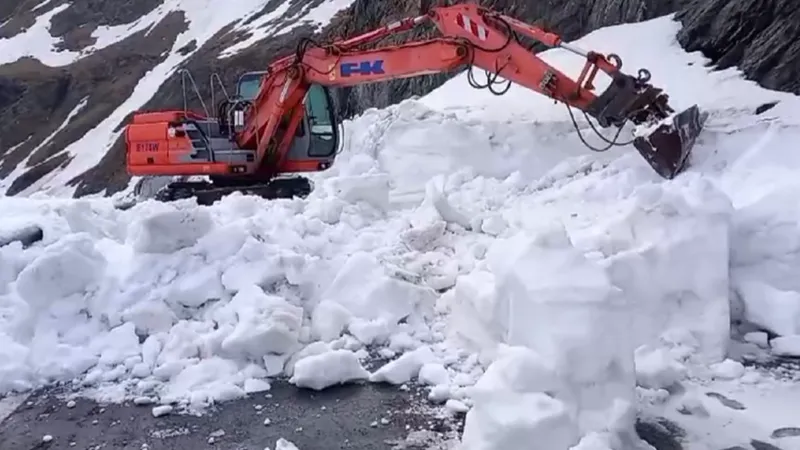 Când va fi redeschis traficul pe Transfăgărășan? Zăpada are 3 metri înălțime în unele locuri Foto: captura video DRDP Brasov