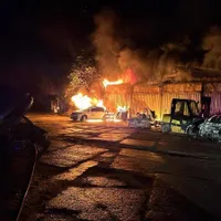 Incendiu extrem de puternic, în Galați. Ard trei hale la un centru de dezmembrări auto - Foto: ISU Galati