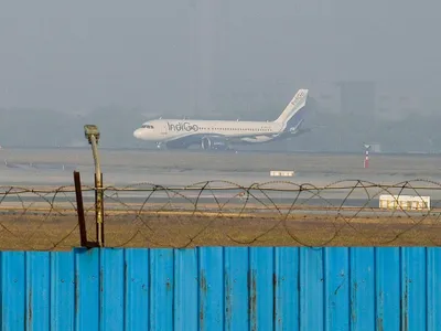 Avion de pasageri al companiei IndiGo blocat pe Aeroportul din New Delhi - Foto: Profimedia Images