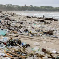 Plajele din Bali sunt acoperite de tone de deșeuri din plastic/FOTO: Getty