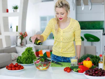 Femeie care face o salată - Foto: Magnific.com (Imagine cu rol ilustrativ)