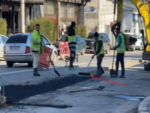 Cum se asfaltează în România cu mopul, mătura și roaba. Firma, specializată în termopane - Foto: stiridinsursebuzau.ro