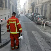 Un ofițer de pompieri de marină se uită pe "rue Tivoli" după ce o clădire s-a prăbușit pe aceeași stradă, în Marsilia - Foto: Profimedia Images