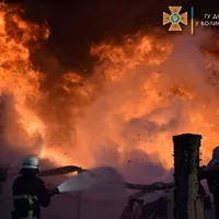 FOTO Rușii au bombardat un depozit mare de petrol din Ucraina. Incendiul este uriaș/FOTO: Twitter/Nexta