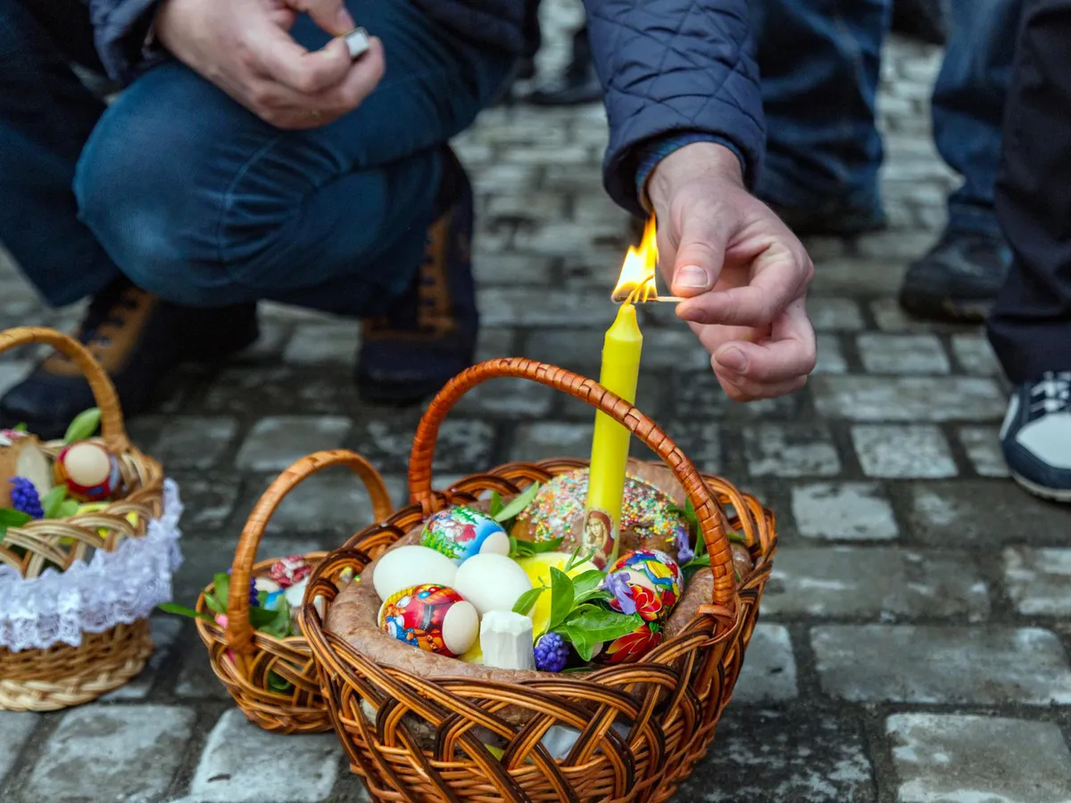 Coș de Paște la biserică - Foto: Freepik (Imagine cu rol ilustrativ)