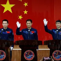Trei astronauţi din China, pregătiți de decolare din deșertul Gobi către staţia spaţială chineză. / Foto: time.com