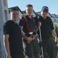 Cățelușul Bruno a fost salvat de pompieri după ce a căzut într-o fosă septică. A fost adoptat Foto: Facebook/ISU Suceava