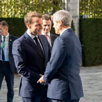 Dacian Cioloș și susținătorul său, președintele Franței, Emanuel Macron Foto: Facebook