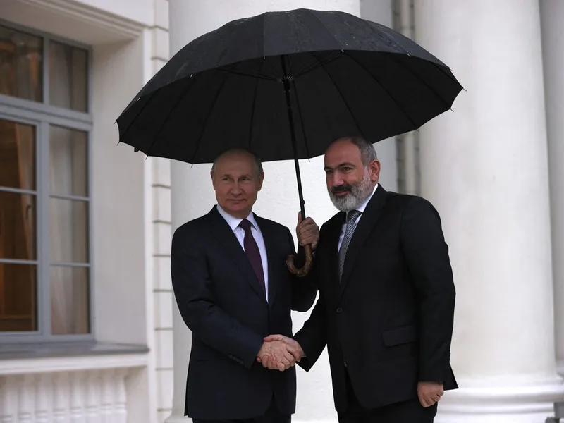 Vladimir Putin, sub aceeași umbrelă cu premierul armean Nicol Pashinyan la Soci, pe 31 octombrie 2022 Foto: profimediaimages.ro