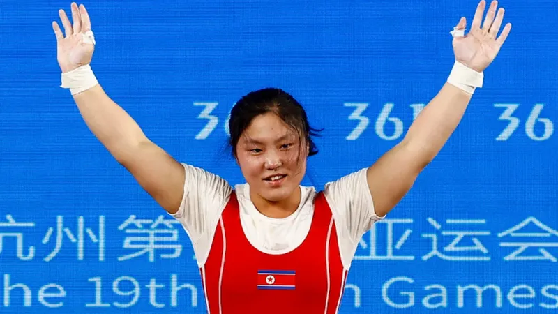 Nou record mondial la haltere, stilul smuls. Nord-coreeana Kim Il Gyong a ridicat 111 kg - Foto: rappler.com