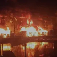 Incendiu de proporții la o hală cu deșeuri reciclabile. 8.000 mp, afectați. A fost transmis Ro-Alert - Foto: Digi24