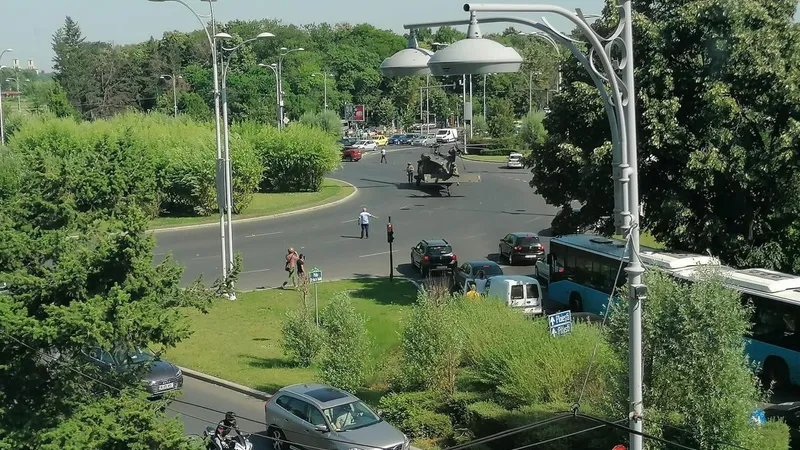 Elicopterul a aterizat forțat în Piața Charles de Gaulle din București. FOTO: Facebook
