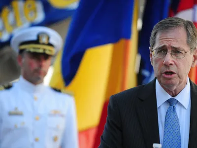 Ambasadorul SUA în România, Mark Gitenstein, la sosirea USS Monterey în portul Constanța, 7 iunie 2011. Crucișătorul era echipat cu sistemul de apărare aeriană AEGIS Foto: Profimedia Images