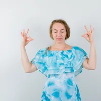 Planta care te scapă de firele albe din cap. Ai nevoie doar de o spălare. Vopsea naturală pentru păr - Foto: Freepik (imagine cu rol ilustrativ)