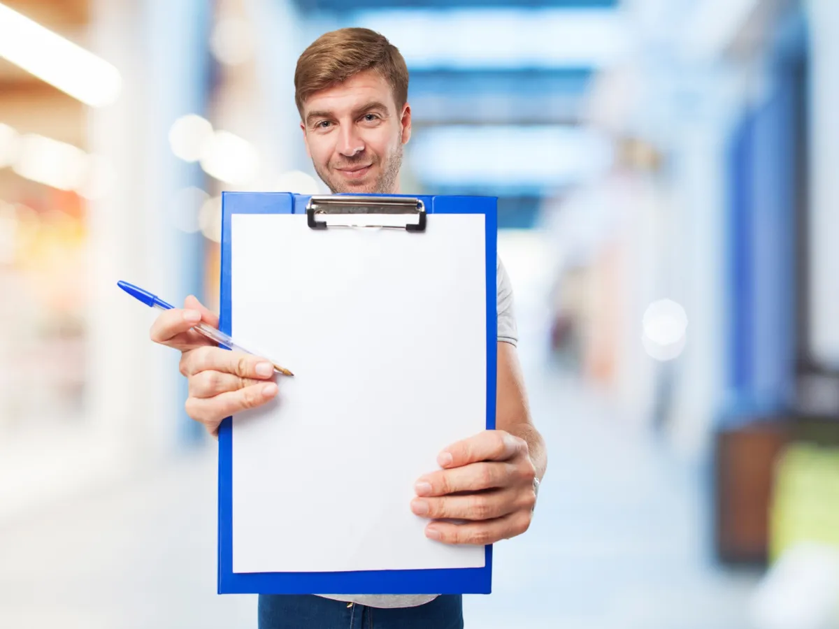 Bărbat cu listă de verificare - Foto: Magnific.com (Imagine cu rol ilustrativ)