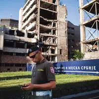 BELGRAD  Un soldat trece pe strada Nemanja din Belgrad, pe fundal fiind una dintre clădirile bombardate de americani în 1999