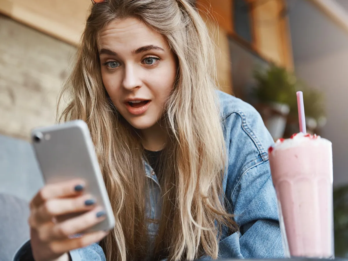 Escrocheria cu „fiul în primejdie” a revenit pe WhatsApp: „Salut, tată, mi-a căzut telefonul în apă!”